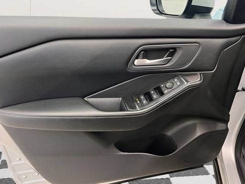 Used 2025 Nissan Rogue SV AWD/4WD image 16