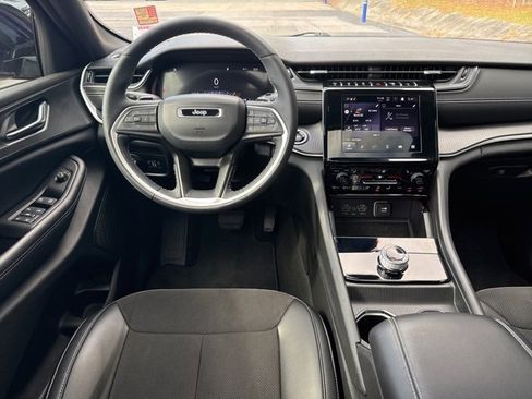 Used 2023 Jeep Grand Cherokee Altitude image 23