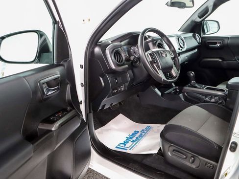 Used 2023 Toyota Tacoma TRD Off-Road image 3