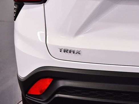 Used 2024 Chevrolet Trax LS w/ LS Convenience Package image 10