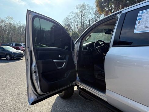 Used 2019 Nissan Titan SV w/ SV Convenience Package AWD/4WD image 11