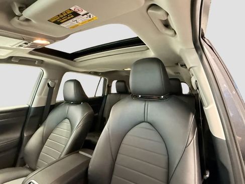 Used 2025 Toyota Highlander XLE image 18
