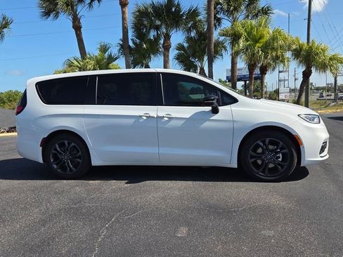 New 2026 Chrysler Pacifica Select FWD image 8