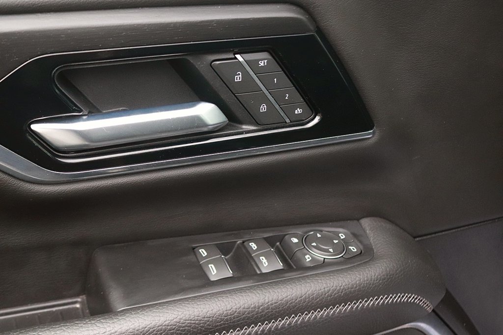 Used 2025 GMC Yukon Denali AWD/4WD image 13