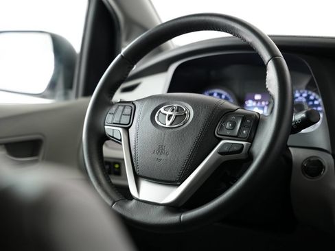 Used 2020 Toyota Sienna XLE w/ XLE Navigation Package FWD image 11