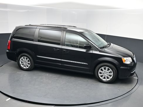 Used 2015 Chrysler Town & Country Touring image 7