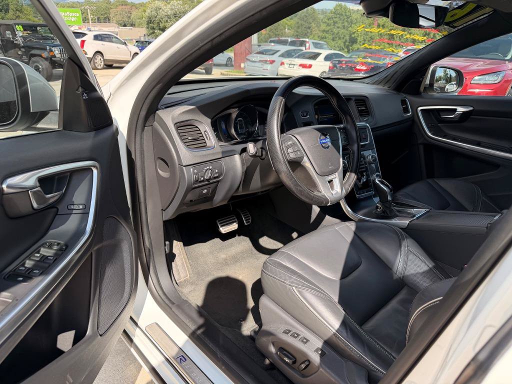 Used 2016 Volvo S60 T5 R-Design FWD image 4