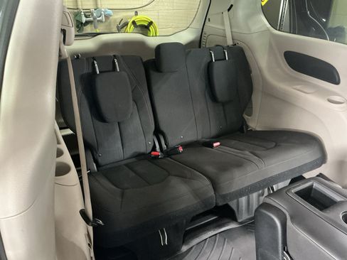 Used 2019 Chrysler Pacifica Touring Plus w/ Tire & Wheel Group FWD image 8