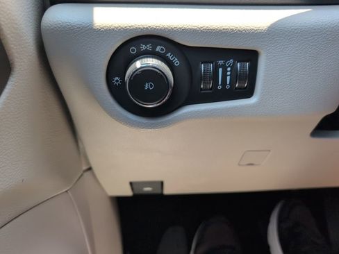 Used 2023 Chrysler Pacifica Touring-L FWD image 17