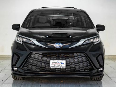 Used 2022 Toyota Sienna XSE image 3