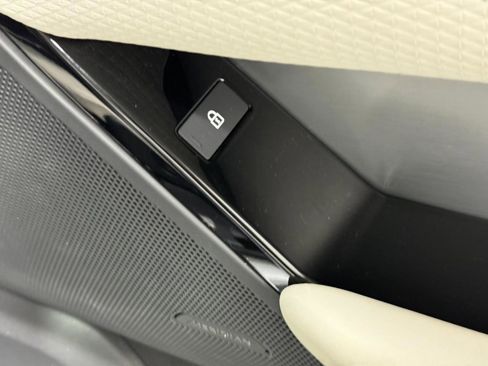 Used 2023 Land Rover Range Rover Velar R-Dynamic S image 33