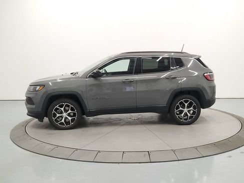 Used 2024 Jeep Compass Latitude AWD/4WD image 5