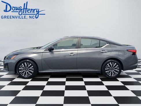 Used 2025 Nissan Altima 2.5 SV FWD image 2