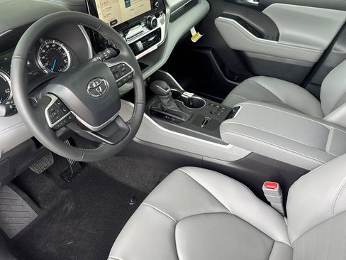 New 2026 Toyota Highlander XLE image 12