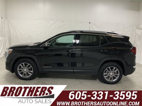 Used 2024 GMC Terrain SLT image 1