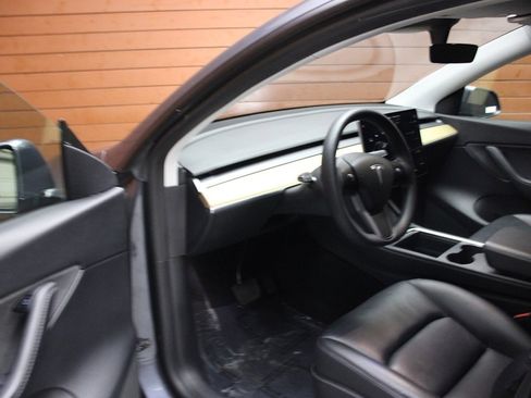Used 2021 Tesla Model Y Long Range image 10