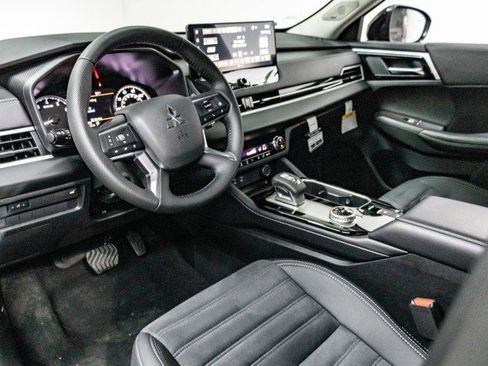 New 2025 Mitsubishi Outlander SE image 5