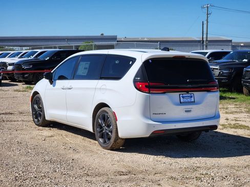 New 2026 Chrysler Pacifica Select image 3