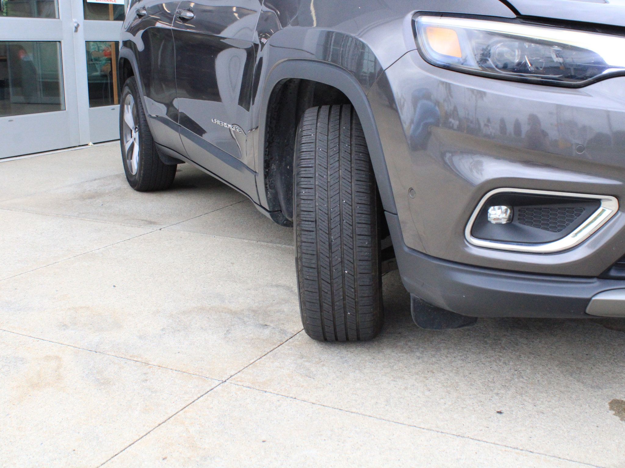 Used 2019 Jeep Cherokee Limited w/ Technology Group AWD/4WD image 36