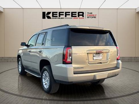 Used 2017 GMC Yukon SLT image 3