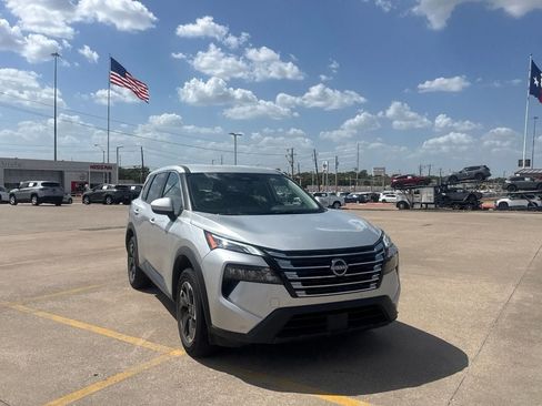 Certified 2025 Nissan Rogue SV FWD image 3