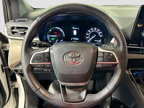 Used 2021 Toyota Sienna XLE image 9