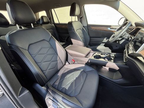 Used 2025 Volkswagen Atlas SE image 37