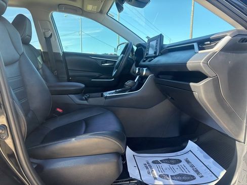 Used 2021 Toyota RAV4 XLE Premium image 10