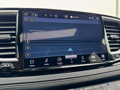 Used 2025 Chrysler Pacifica Limited image 22