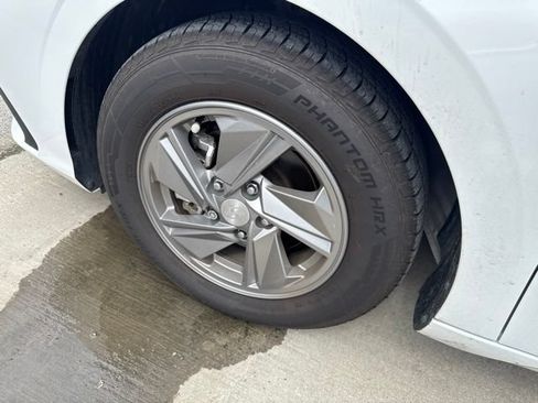 Used 2025 Hyundai Elantra SE FWD image 7