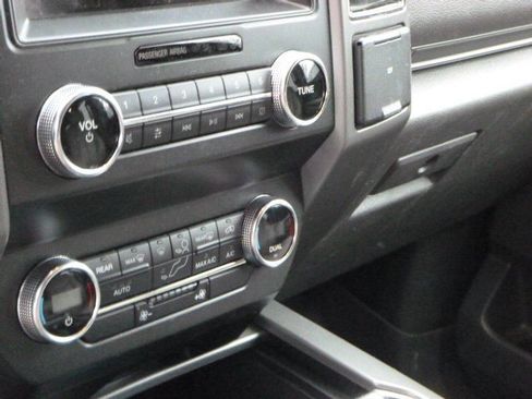 Used 2020 Ford Expedition XLT image 7