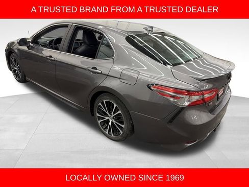 Used 2019 Toyota Camry SE image 3