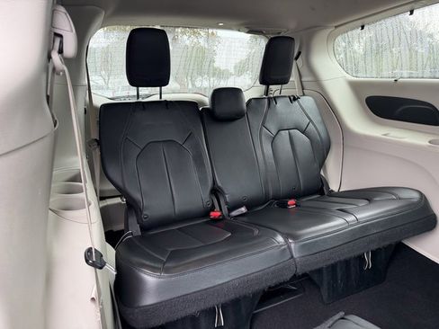 Used 2020 Chrysler Pacifica Touring-L image 19