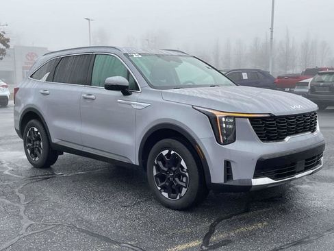 Used 2025 Kia Sorento S image 7