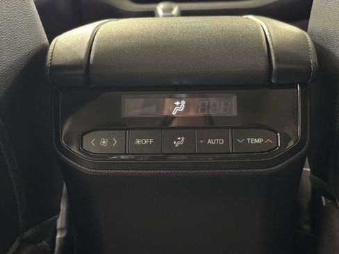 Used 2020 Toyota Highlander XLE image 18