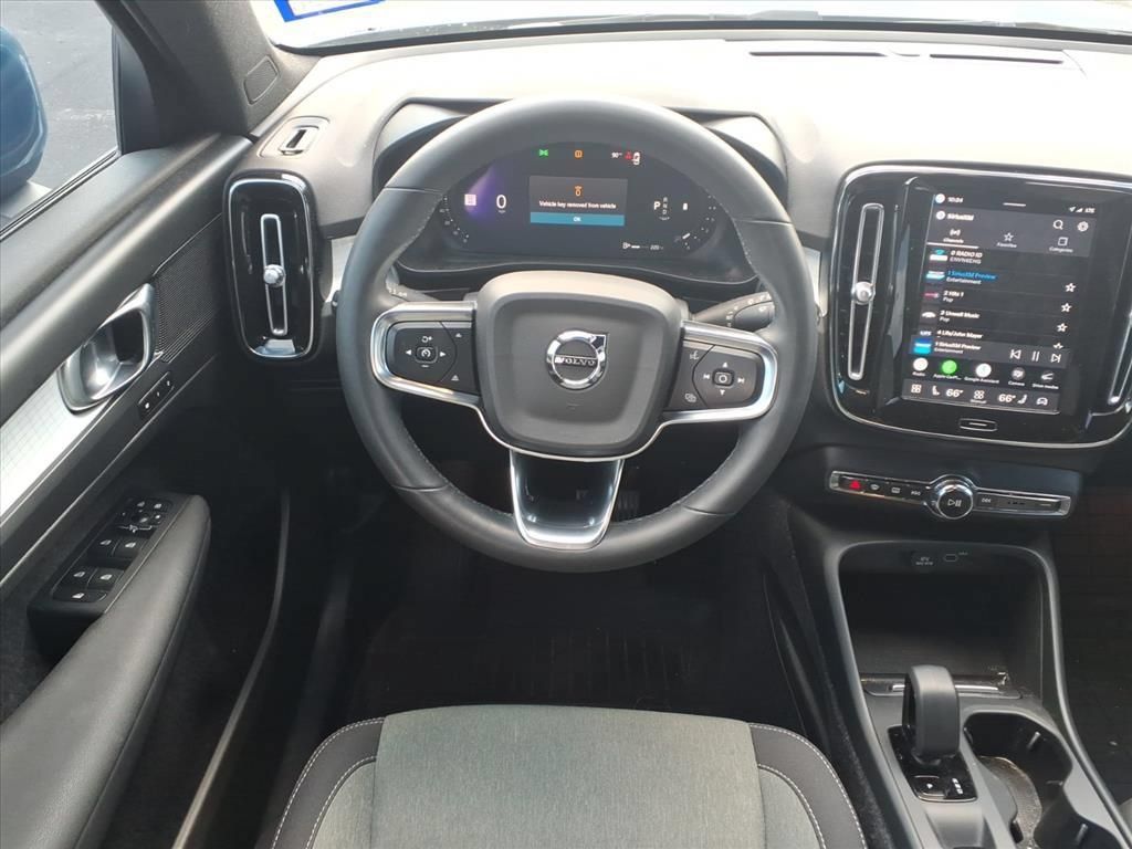 Used 2023 Volvo XC40 B4 Core w/ Convenience Package FWD image 28