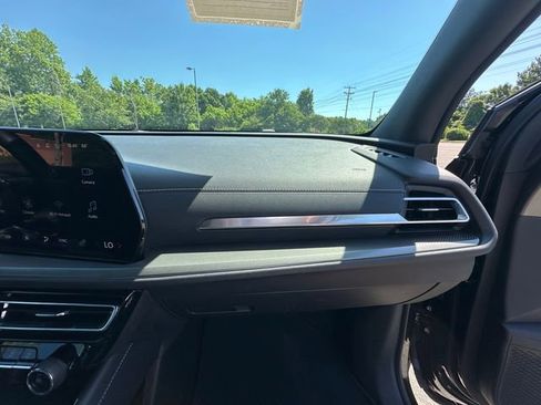 Used 2025 Chevrolet Traverse LT FWD image 16