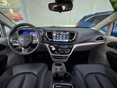 Used 2024 Chrysler Pacifica Touring-L image 4