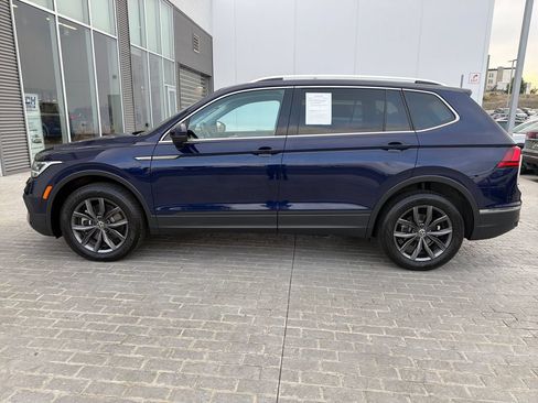 Certified 2024 Volkswagen Tiguan SE w/ Panoramic Sunroof Package AWD/4WD image 3