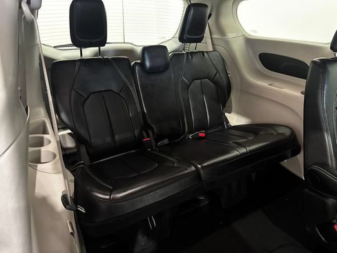 Used 2024 Chrysler Pacifica Touring-L FWD image 25
