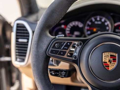 Used 2020 Porsche Cayenne Turbo AWD/4WD image 23