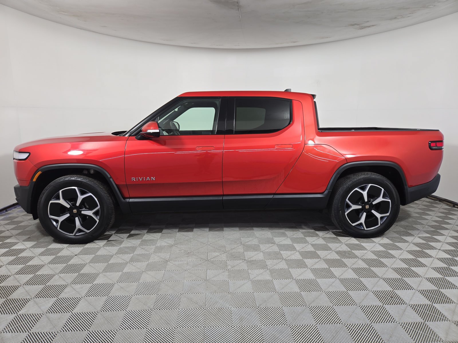 Used 2023 Rivian R1T Adventure Dual AWD/4WD image 2