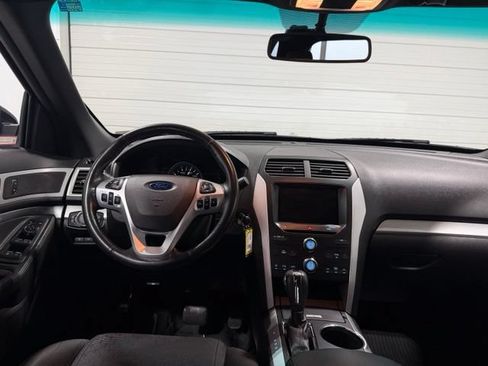 Used 2014 Ford Explorer XLT w/ Equipment Group 201A AWD/4WD image 31
