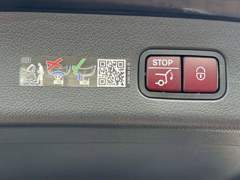 Used 2025 Mercedes-Benz GLC 350e 4MATIC image 9