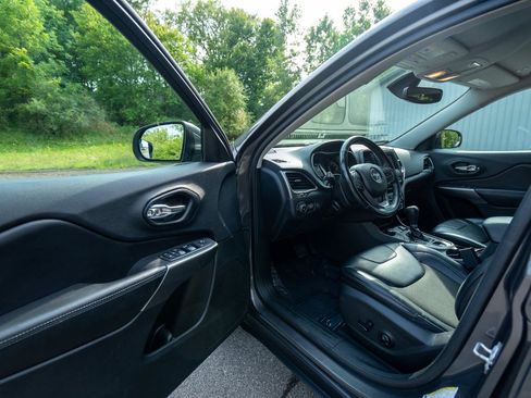 Used 2019 Jeep Cherokee Latitude Plus w/ Comfort/Convenience Group AWD/4WD image 12