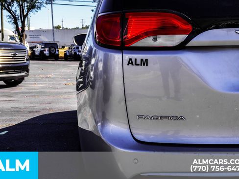 Used 2019 Chrysler Pacifica Touring-L image 17