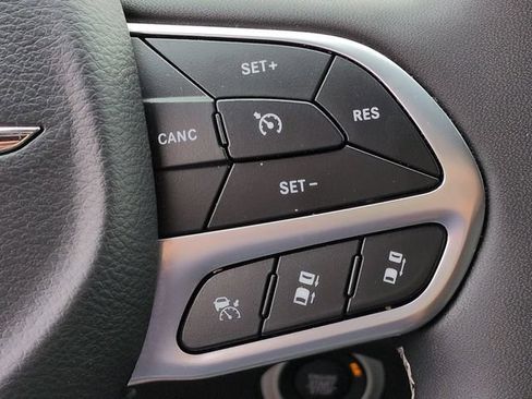 Used 2026 Chrysler Pacifica Limited FWD image 34