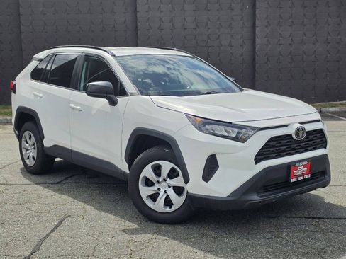 Used 2019 Toyota RAV4 LE AWD/4WD image 3