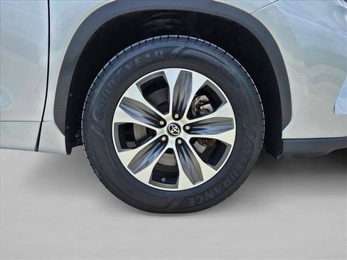 Used 2022 Toyota Highlander XLE FWD image 24