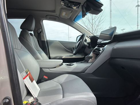 Used 2023 Toyota Venza Limited image 22